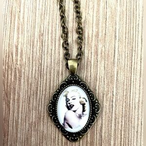 Marilyn Monroe Victorian style necklace, Antique Style detailing, NWT